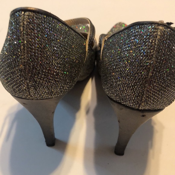 Ladies 9 m Dana Buchman silver sparkle pumps - Picture 12 of 14
